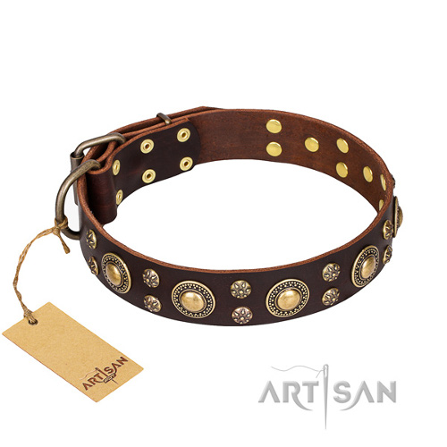 Collier clout en cuir marron