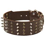 Lederen Halsband met 4 Rijen Spikes en Messing Pyramides